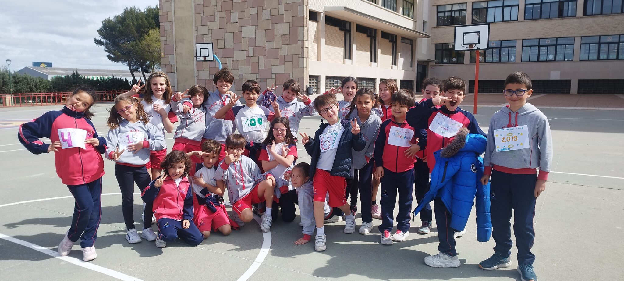 Alumnos de Primaria en el patio del Colegio San Agustín
