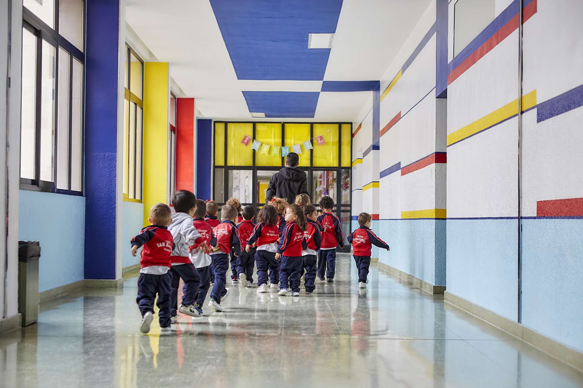 Niños caminando por el pasillo en el Colegio San Agustín