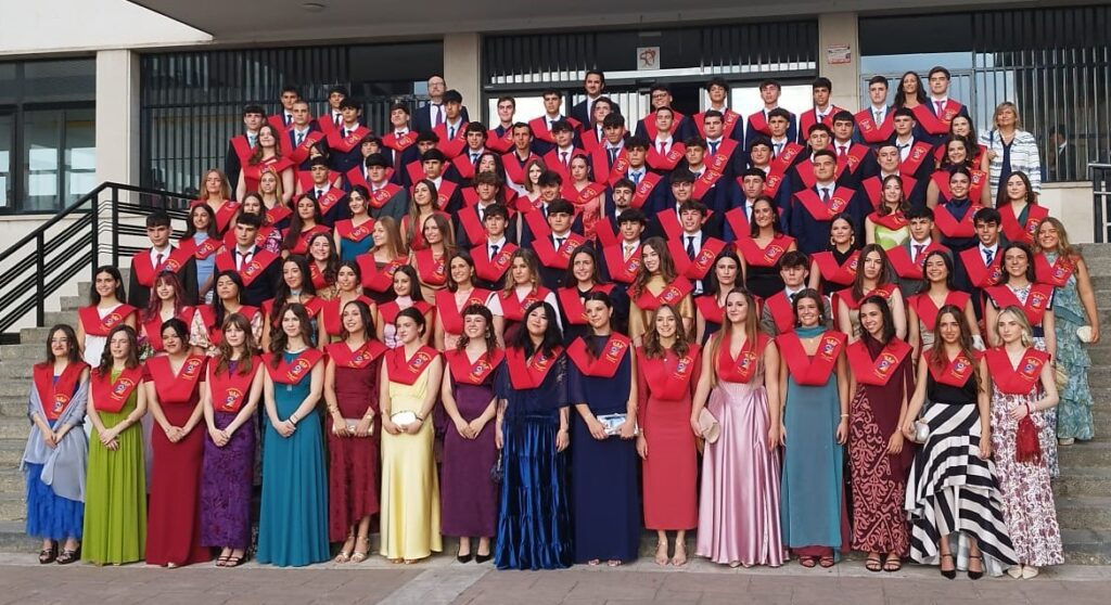 Grupo de estudiantes en su graduación de Bachillerato